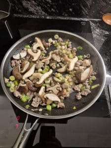 Fry the ingredients, reducing the wine