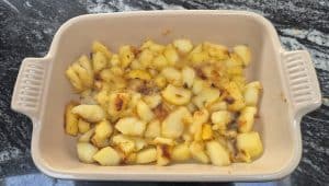Softened apples in the baking dish